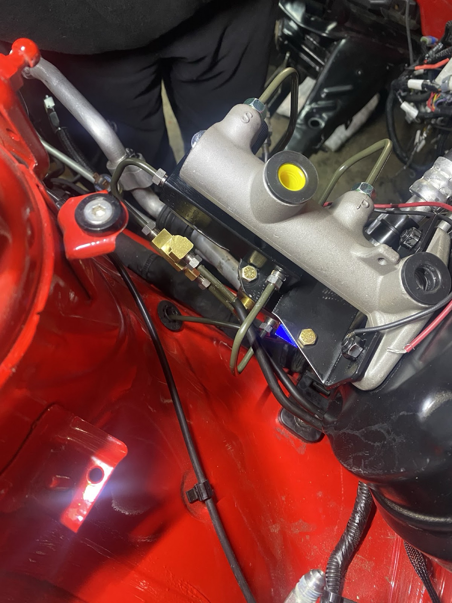 Master cylinder side view with hard lines